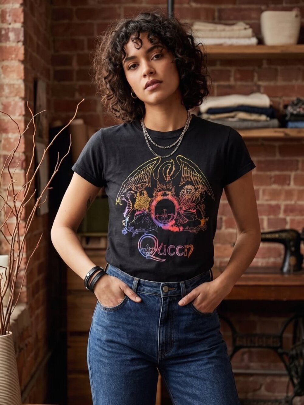 QUEEN BAND WOMENS TEE (LARGE)